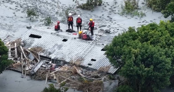 花蓮縣消防人員執行光復鄉佛祖街搜索救援任務。（圖／翻攝自臉書／花蓮縣消防局）