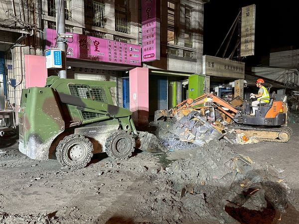 ▲▼陸軍十軍團採取「夜間作業、日間休整」方式執行光復鄉救災復原任務。（圖／十軍團提供）