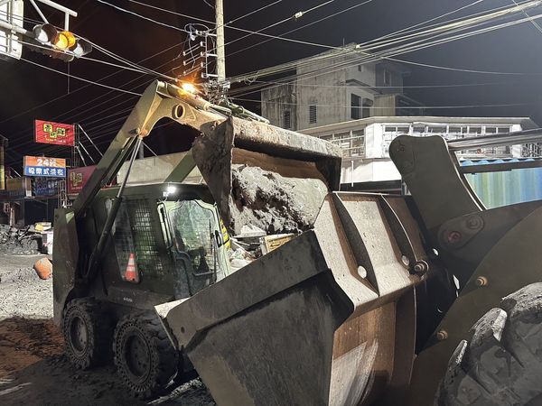 ▲▼陸軍十軍團採取「夜間作業、日間休整」方式執行光復鄉救災復原任務。（圖／十軍團提供）