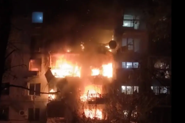 ▲▼ 扎波羅熱（Zaporizhzhia）一棟高層建築28日被俄軍空襲起火 。（圖／翻攝自Telegram）