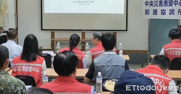 ▲▼花蓮災情第6天，行政院長卓榮泰與花蓮縣長徐榛蔚抵達前進協調所聽取災情說明。（圖／地方中心翻攝）