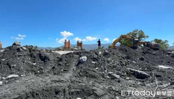 ▲▼佛祖街土石覆蓋成荒地　1女疑活埋砂石場。（圖／記者許宥孺翻攝）