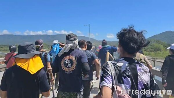 ▲▼    花蓮馬太鞍橋旁驚傳潰堤         。（圖／記者劉邠如攝）