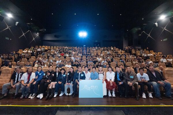 ▲《他年她日》監製張艾嘉、導演龔兆平率領主演許光漢、袁澧林以及陳澤耀、韓佩瑤、陳輝虹、駱振偉、謝咏欣等一票演員全員到齊。（圖／甲上提供）