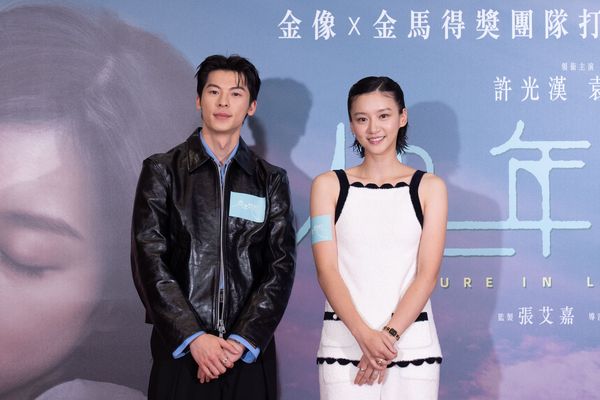 ▲《他年她日》監製張艾嘉、導演龔兆平率領主演許光漢、袁澧林以及陳澤耀、韓佩瑤、陳輝虹、駱振偉、謝咏欣等一票演員全員到齊。（圖／甲上提供）