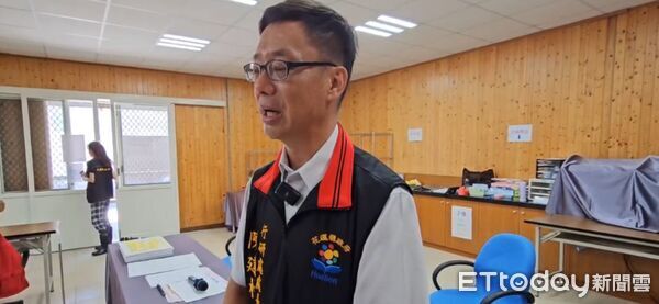 ▲花蓮縣政府行政暨研考處長陳建村針對災民未領到餐食及今後改進措施做回應。（圖／記者王兆麟翻攝）