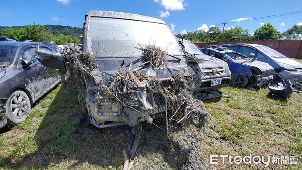 ▲▼花蓮光復災情慘重，拖吊業者清理報廢車，現場宛若「汽車墳場」。（圖／記者黃彥傑攝）