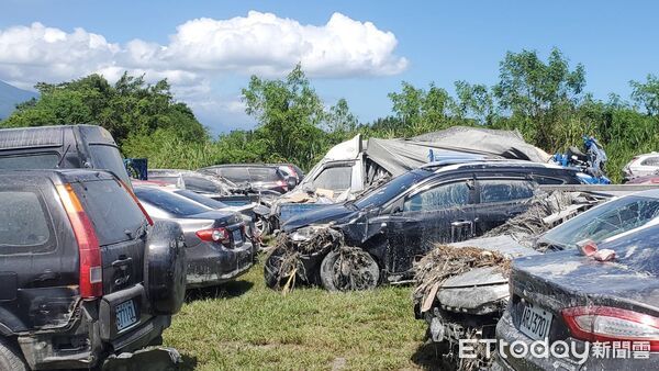 ▲▼花蓮光復災情慘重，拖吊業者清理報廢車，現場宛若「汽車墳場」。（圖／記者黃彥傑攝）