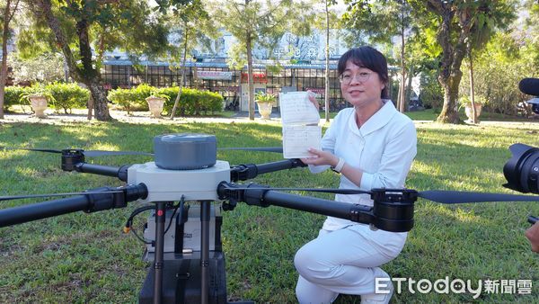 ▲▼花蓮慈院葉惠玲專科護理師在光復糖廠醫療站將醫師開立的藥物裝進無人機搭載的運送箱。（圖／慈濟醫學中心提供，下同）