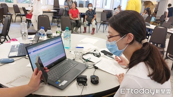 ▲▼花蓮慈院葉惠玲專科護理師在光復糖廠醫療站將醫師開立的藥物裝進無人機搭載的運送箱。（圖／慈濟醫學中心提供，下同）