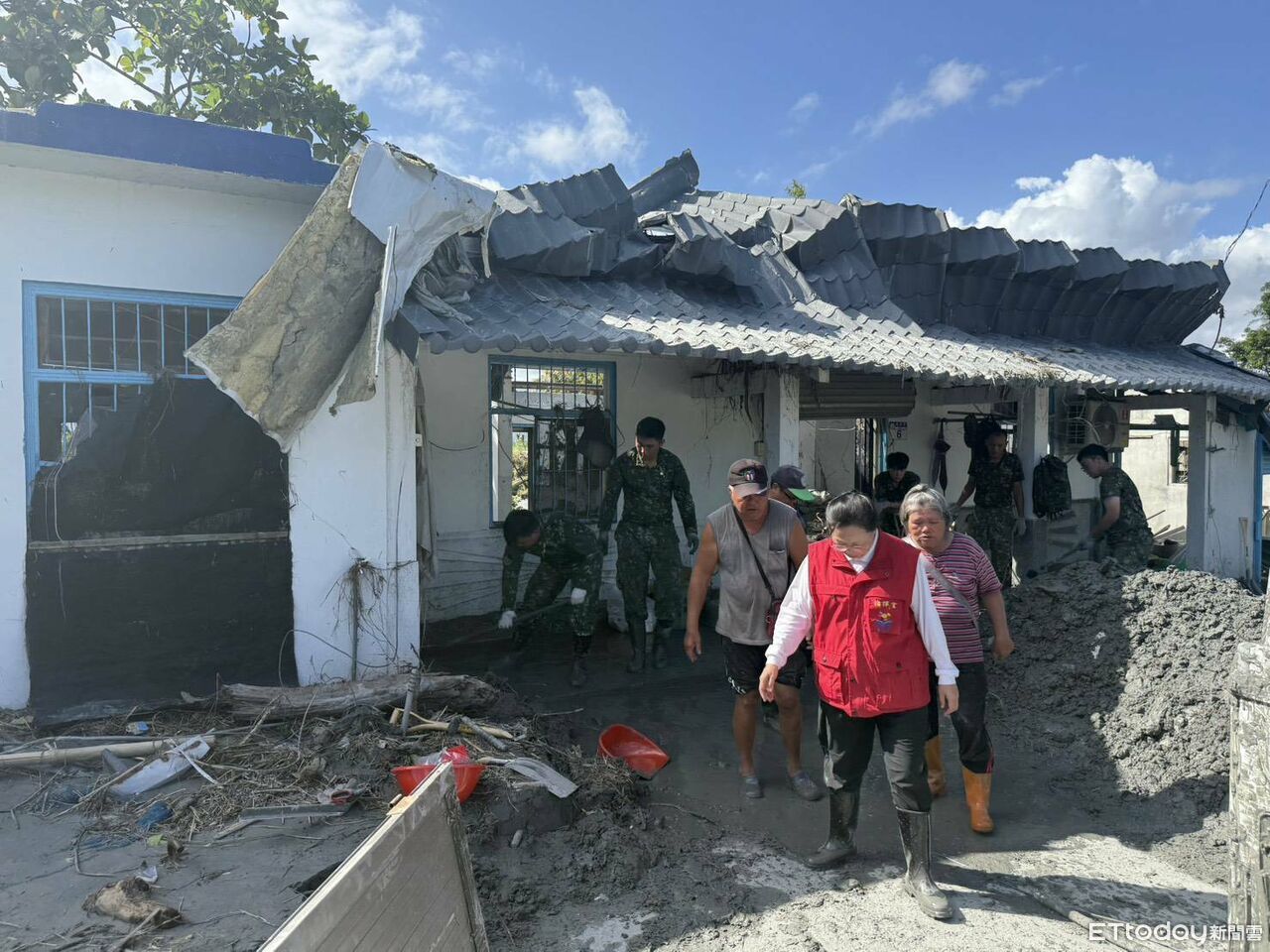 Re: [討論] 天啊 藍白女帝 徐榛蔚 記者會落跑??????