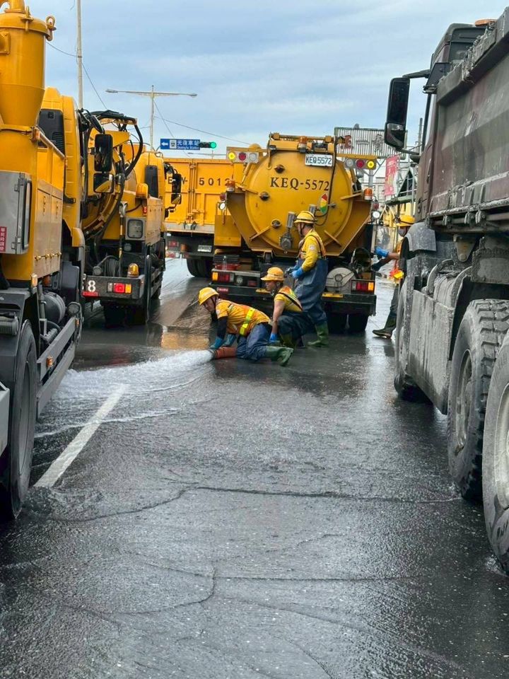 ▲▼台北市政府同仁赴花蓮加入災後復原行動。（圖／翻攝自Facebook／蔣萬安）