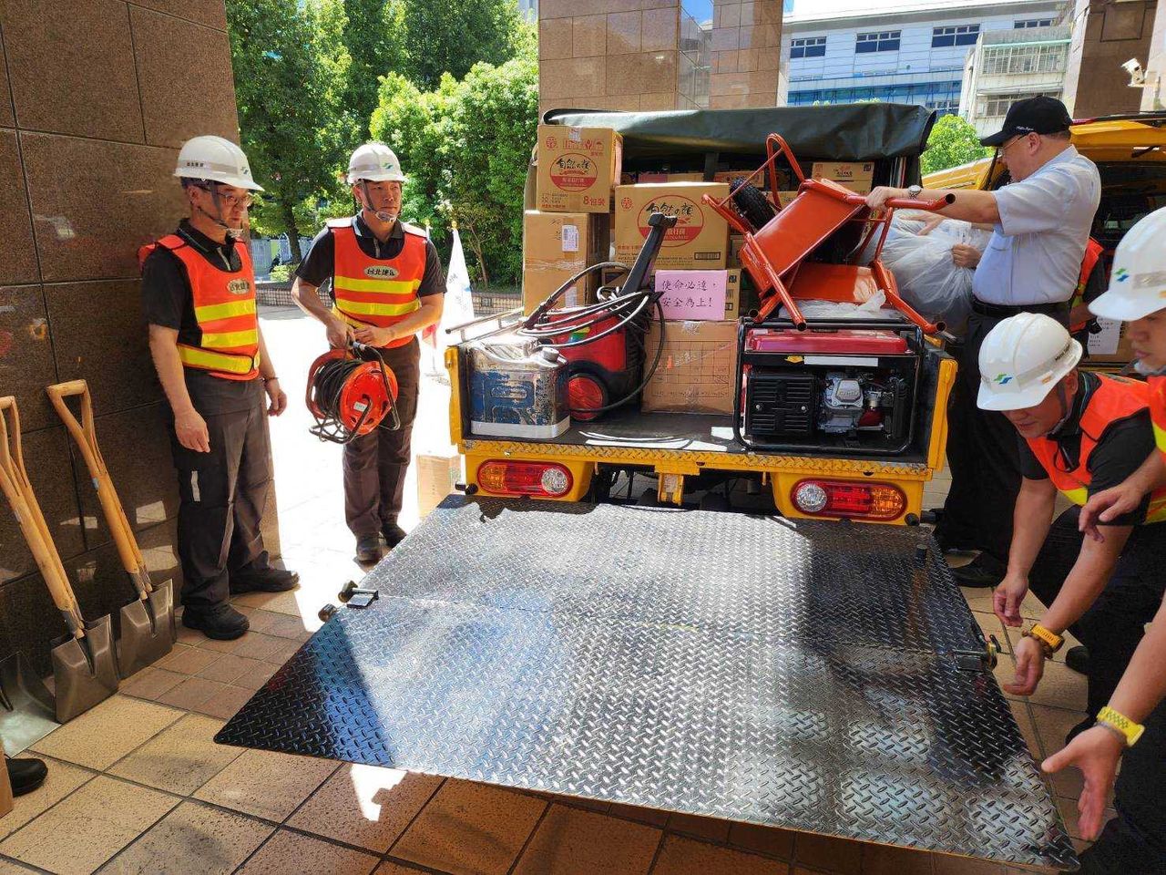 ▲台北市政府局處與北捷同仁赴花蓮協助災後復原行動。（圖／翻攝自Facebook／蔣萬安）