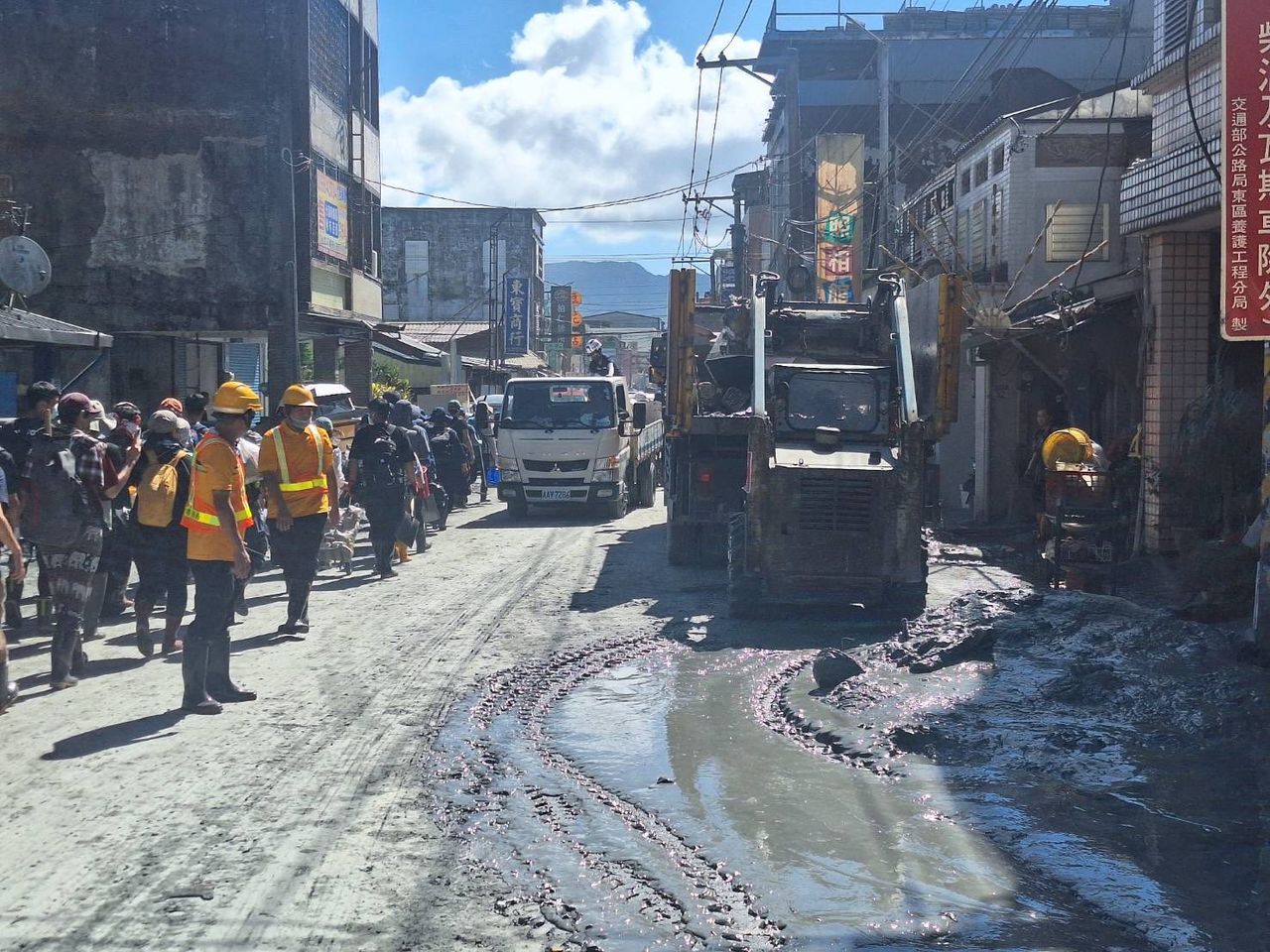 ▲▼台北市政府同仁赴花蓮加入災後復原行動。（圖／翻攝自Facebook／蔣萬安）