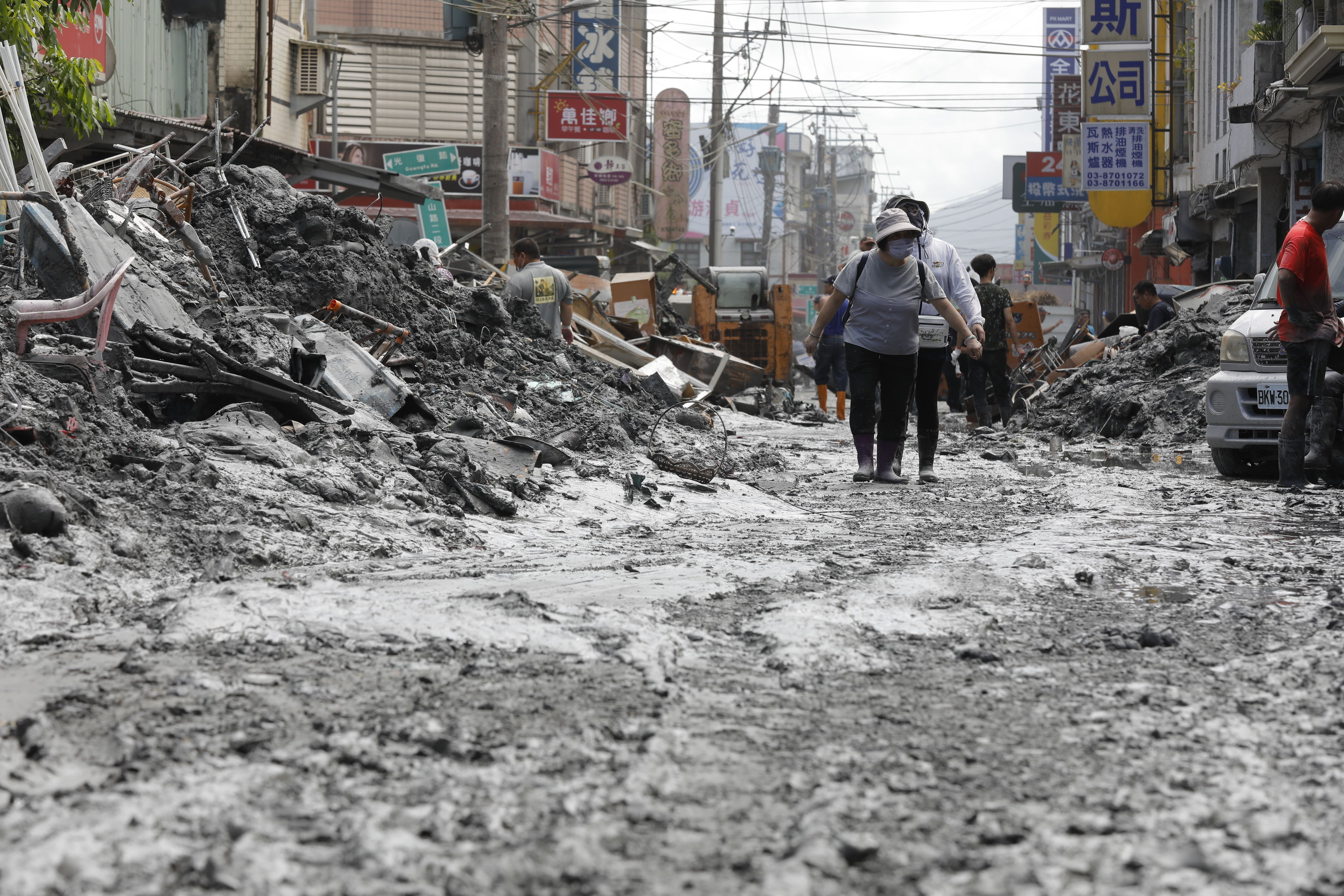 ▲▼花蓮光復鄉馬太鞍溪堰塞湖潰堤災變第五天，災民在志工國軍的全力投入下，展開災後清理重建的工作。（圖／記者湯興漢攝）