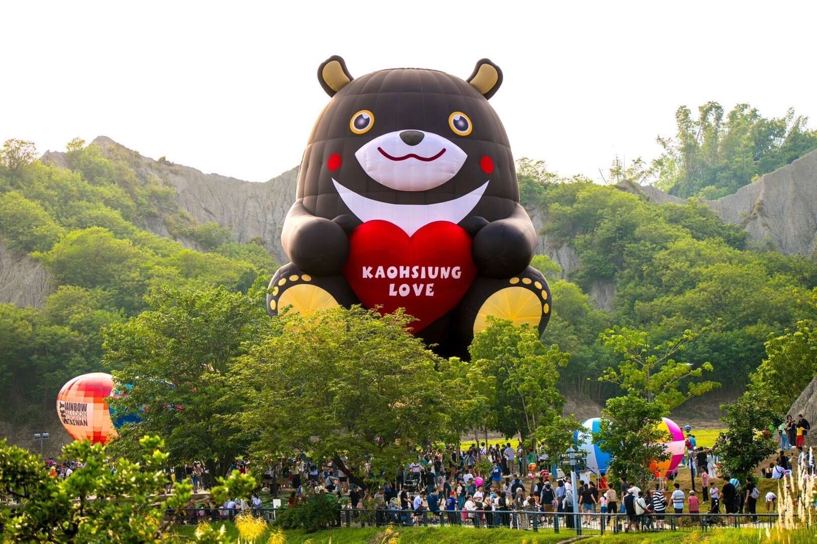 ▲高雄熊熱氣球重返月世界　嘉年華周邊商品、交通一次看。（圖／記者黃士原攝）