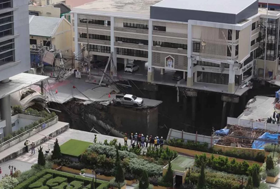 ▲▼曼谷50m深天坑「灌水泥」填坑！。（圖／翻攝自曼谷郵報）