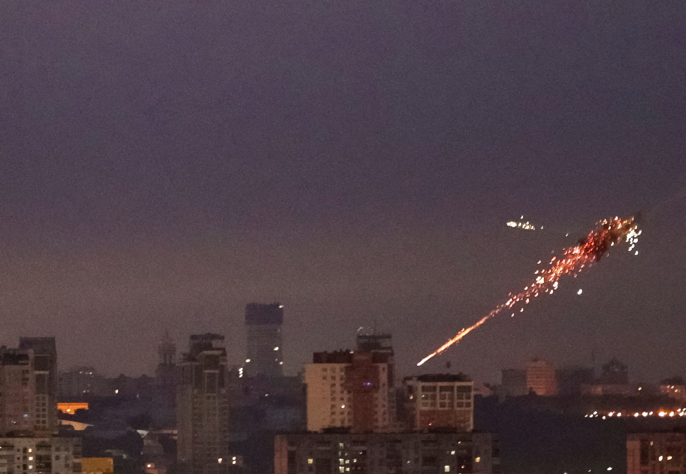 ▲▼俄軍出動無人機襲擊烏克蘭首都基輔，飛彈在上空爆炸。（圖／路透）