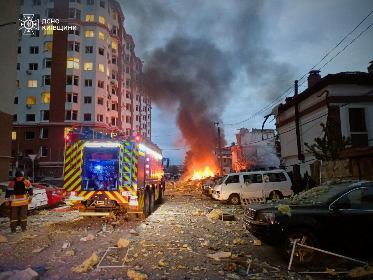 ▲▼烏克蘭首都基輔郊區民宅慘遭俄軍發射飛彈與無人機襲擊。（圖／路透）