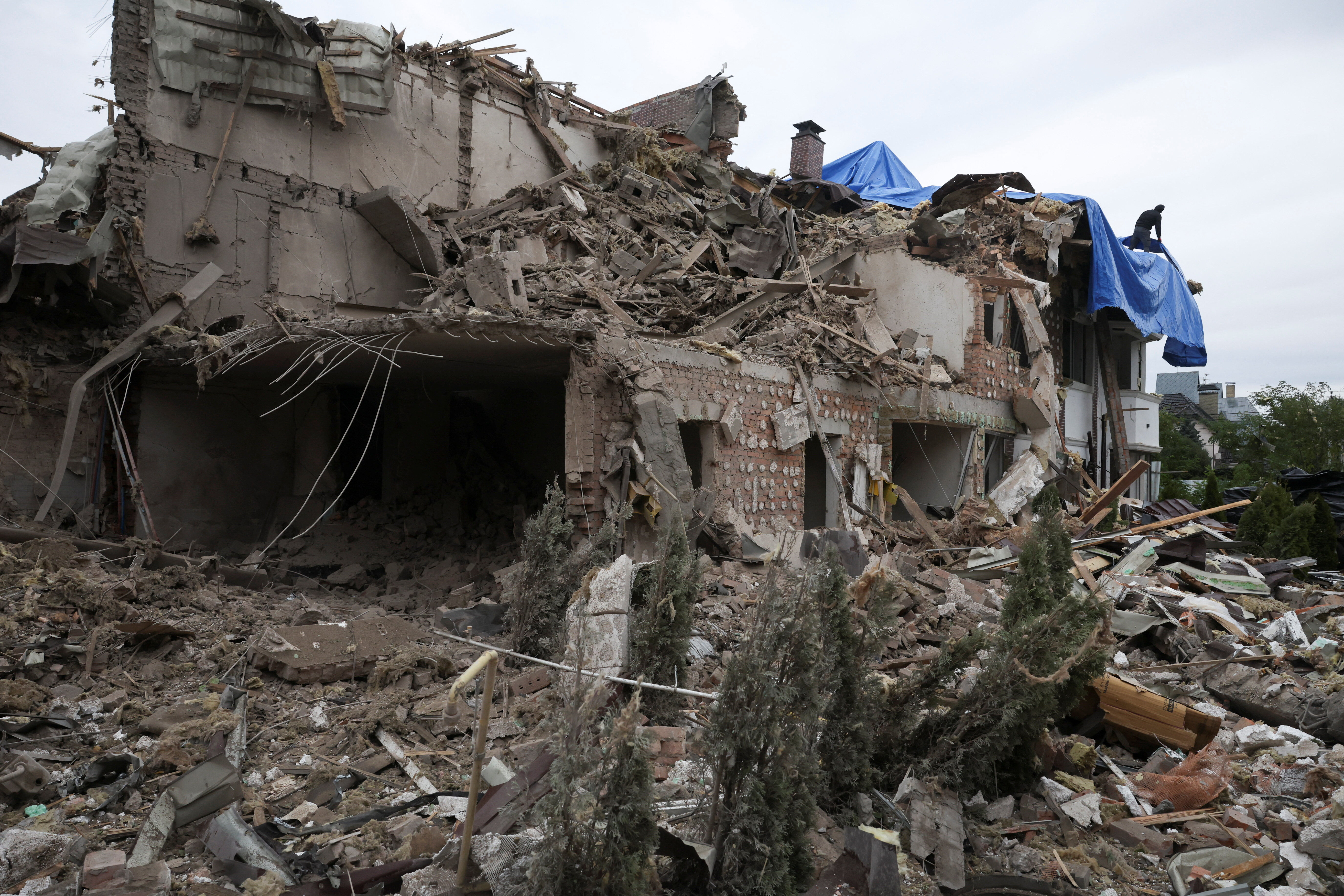 ▲▼烏克蘭首都基輔郊區民宅慘遭俄軍發射飛彈與無人機襲擊。（圖／路透）