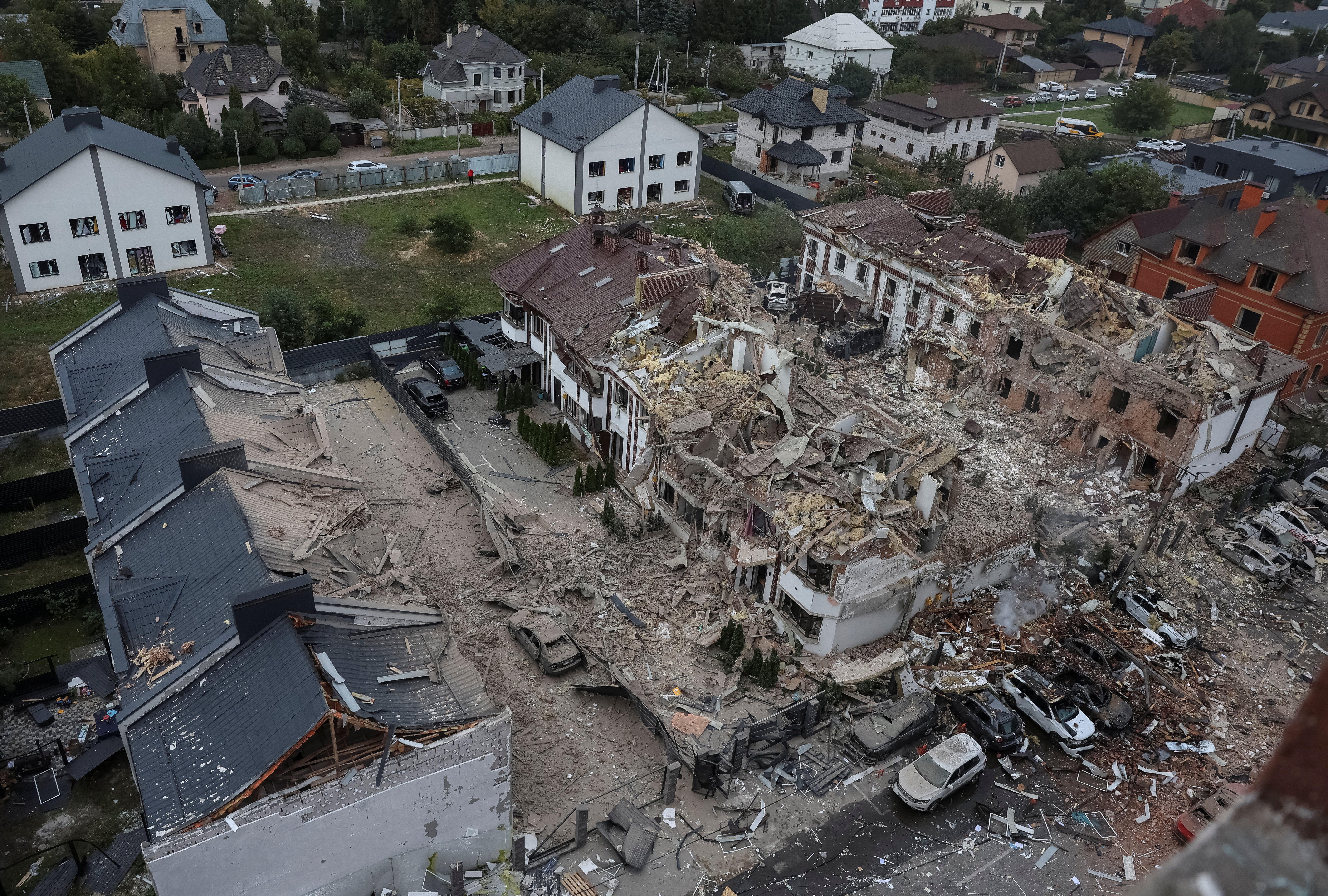 ▲▼俄軍無人機與飛彈襲擊烏克蘭首都基輔，街區一整排民宅慘遭破壞。（圖／路透）