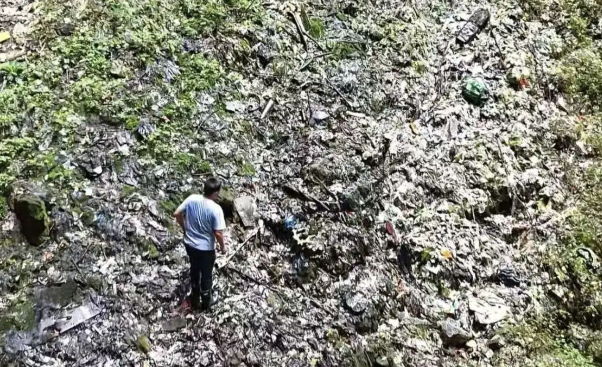 ▲貴州畢節一處溶洞被發現成為垃圾坑。（圖／翻攝極目新聞）