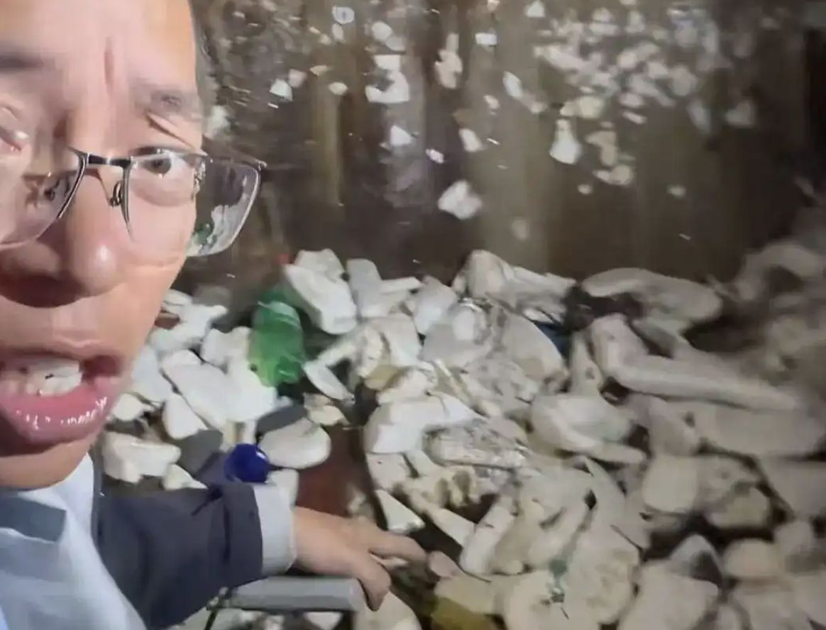 ▲貴州畢節一處溶洞被發現成為垃圾坑。（圖／翻攝極目新聞）