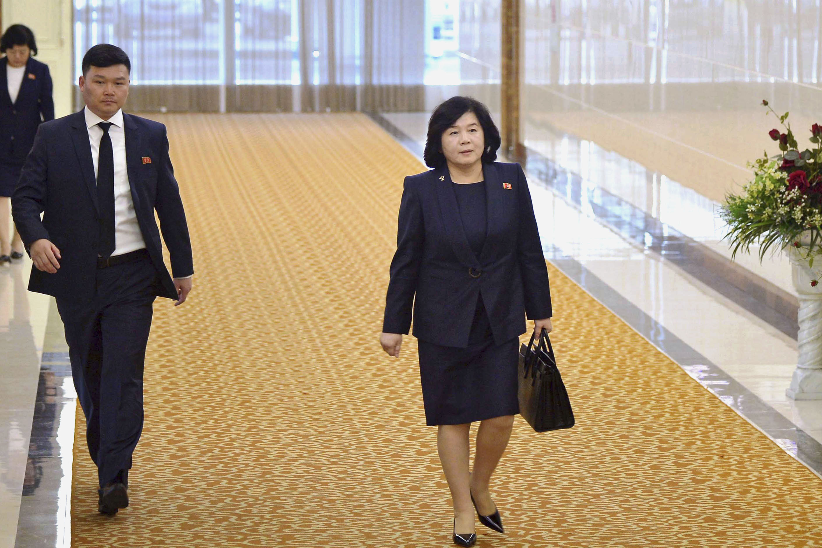 ▲▼北韓外務相崔善姬27日在平壤順安國際機場等候專機起飛。（圖／達志影像）