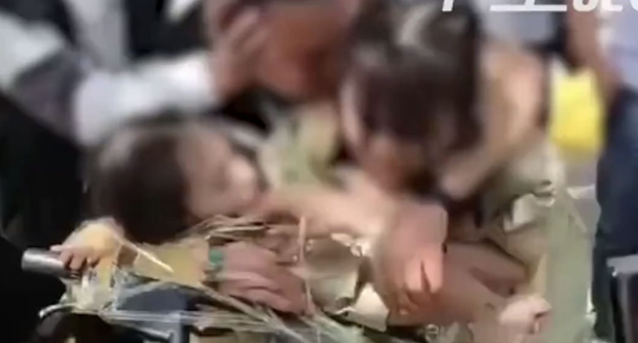 ▲大陸荒唐婚鬧再次上演。（圖／翻攝微博）