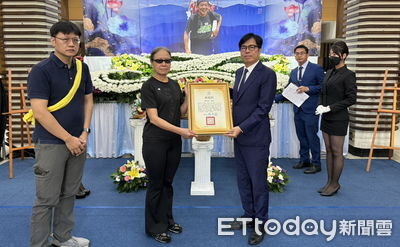 柴山英雄洪木生告別式　陳其邁頒褒揚狀：市民的共同驕傲