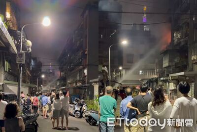 快訊／南港公寓連假火警！消防員緊急灌救　民眾嚇壞圍觀