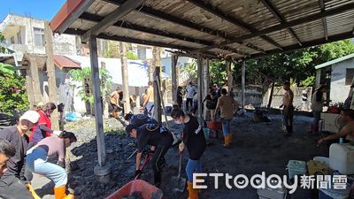 鏟泥也要嗨！花蓮災民苦中作樂　放音樂喊「開趴啦」