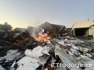 台南仁德壓克力工廠深夜大火 延燒逾4小時、1500平方公尺