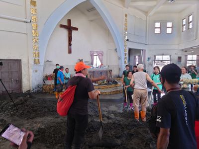 宗教大團結！鏟子超人齊聚馬太鞍天主堂　佛教徒、媽祖信徒都來了