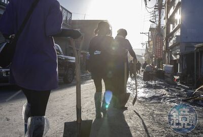 最美風景圖輯／「鏟子超人」持續挺進　大人小孩全出動