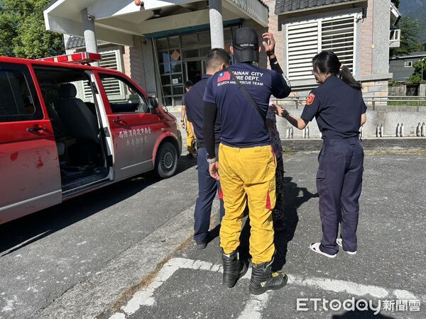 ▲台南特搜隊於花蓮執勤途中巧遇走失吳奶奶，立即伸援協助。（記者林東良翻攝，下同）