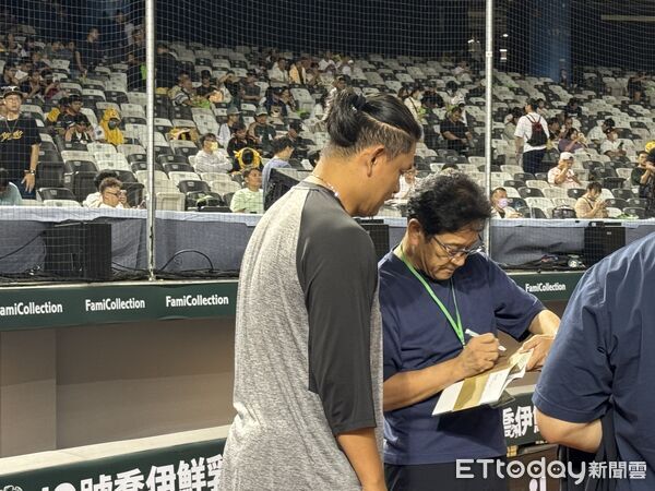 ▲▼栗山英樹與統一獅、台鋼雄鷹打招呼。（圖／記者楊舒帆攝）