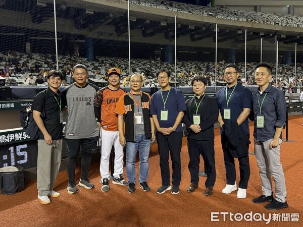 ▲▼栗山英樹與統一獅、台鋼雄鷹打招呼。（圖／記者楊舒帆攝）