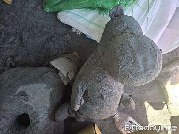 ▲軍人妻抱3子惡水中躲衣櫃逃生！女兒最愛「嚕嚕米」找到了變黑嚕嚕 。（圖／記者劉邠如攝）