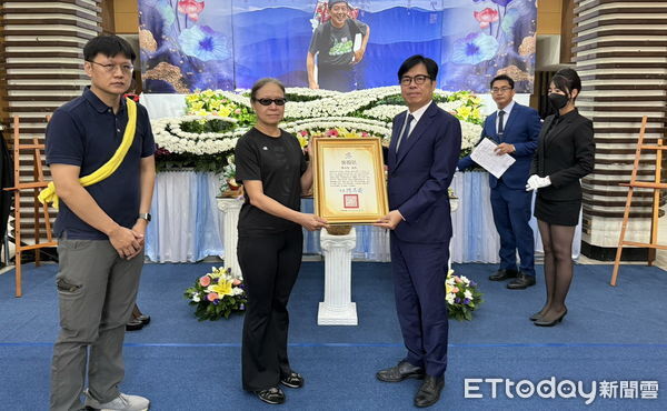 ▲▼柴山英雄洪木生今（28）早上告別式，陳其邁市長親自出席並頒發褒揚狀。（圖／記者吳世龍翻攝）