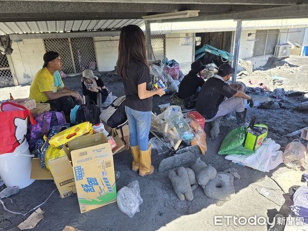 ▲周小姐的大女兒今天也陪同爸媽回家清掃。（圖／記者劉邠如攝）