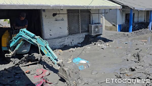 ▲▼     軍人妻抱3子惡水中躲衣櫃逃生！女兒最愛「嚕嚕米」找到了變黑嚕嚕        。（圖／記者劉邠如攝）