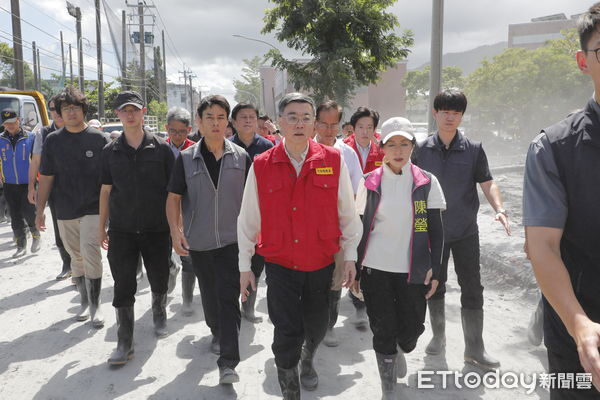 ▲▼行政院長卓榮泰28日再度南下花蓮勘災，在立委傅崑萁、縣長徐榛蔚及多名原民立委的陪同下視察災情最為嚴重的光復國中周邊地區。（圖／記者湯興漢攝）