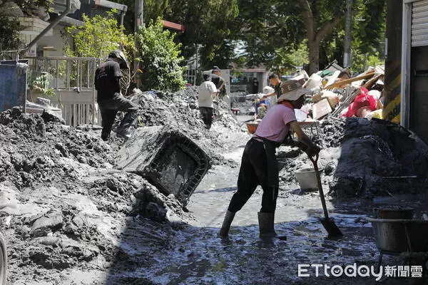 ▲▼花蓮光復鄉馬太鞍溪堰塞湖潰堤災變第五天，災民在志工國軍的全力投入下，展開災後清理重建的工作。（圖／記者湯興漢攝）