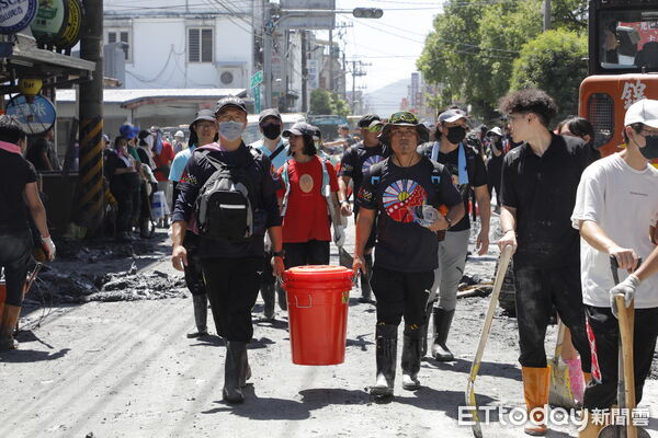 ▲▼花蓮光復鄉馬太鞍溪堰塞湖潰堤災變第五天，災民在志工國軍的全力投入下，展開災後清理重建的工作。（圖／記者湯興漢攝）