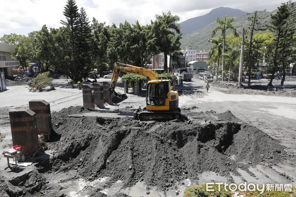 ▲▼花蓮光復鄉馬太鞍溪堰塞湖潰堤災變第五天，災民在志工國軍的全力投入下，展開災後清理重建的工作。（圖／記者湯興漢攝）