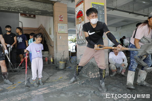 ▲▼花蓮光復鄉馬太鞍溪堰塞湖潰堤災變第五天，災民在志工國軍的全力投入下，展開災後清理重建的工作。（圖／記者湯興漢攝）