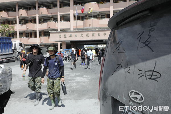 ▲▼花蓮光復鄉馬太鞍溪堰塞湖潰堤災變第五天，災民在志工國軍的全力投入下，展開災後清理重建的工作。（圖／記者湯興漢攝）