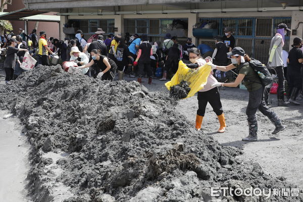 ▲▼花蓮光復鄉馬太鞍溪堰塞湖潰堤災變第五天，災民在志工國軍的全力投入下，展開災後清理重建的工作。（圖／記者湯興漢攝）