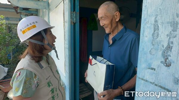 ▲市長夫人劉育菁（左一）、親赴修繕現場，慰勞志工送上中秋祝福，並與父子檔陳柏融（子-左二）陳克銘（父-右二）、勞工局長王鑫基（右一）合影。（記者林東良翻攝，下同）